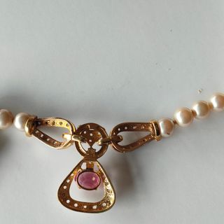 Collar rosa con perlas