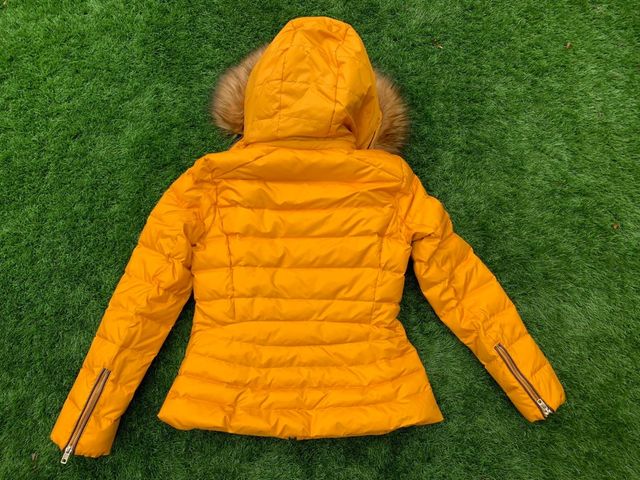 Penas amarelas da menina