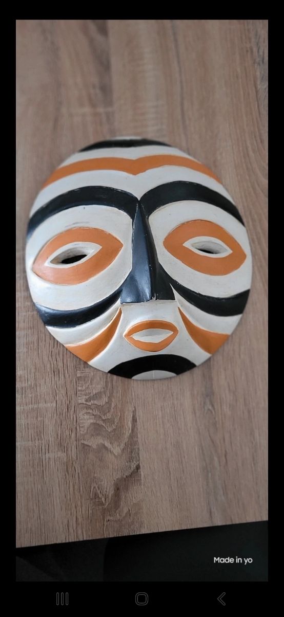 Mascara africana madera