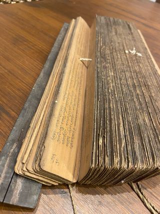 Manuscrito budista antiguo en hojas de palma