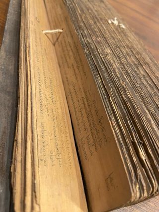 Manuscrito budista antiguo en hojas de palma