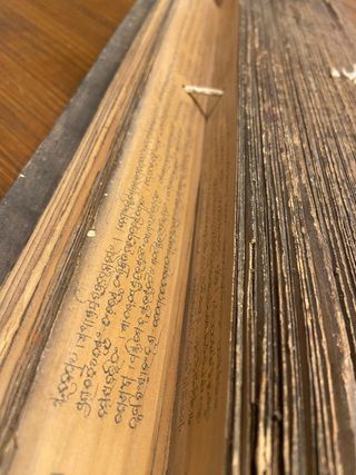 Manuscrito budista antiguo en hojas de palma