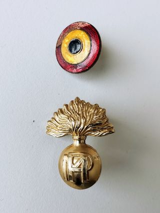 Juego insignias de gorra Policía Militar. Belgica