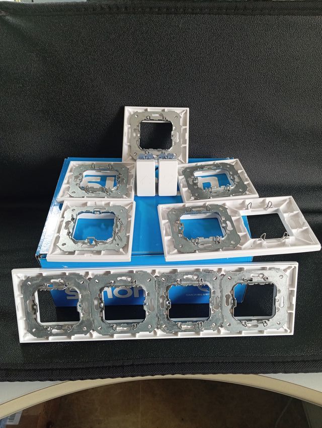 Simon 27 Play Marcos + Pulsador de persiana blanco