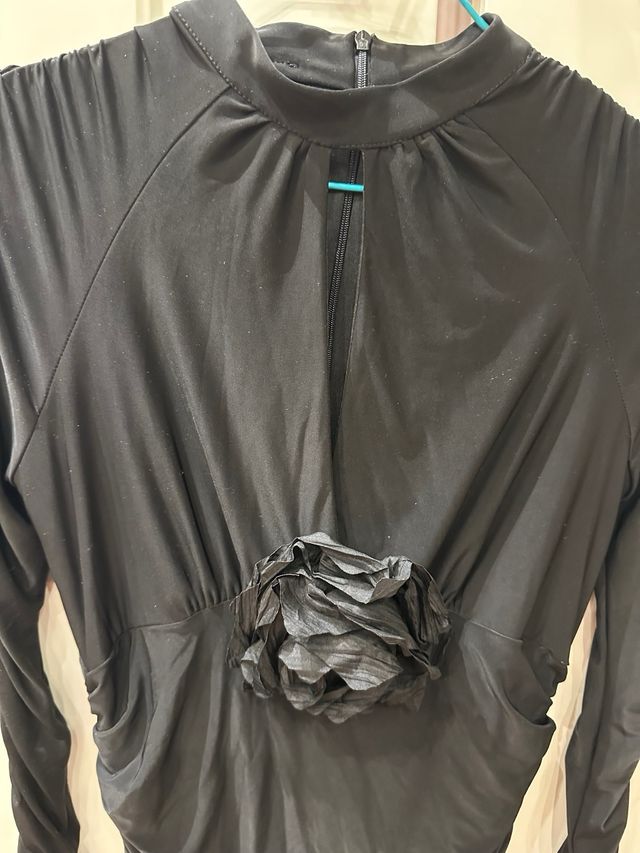 Vestido abertura y drapeado