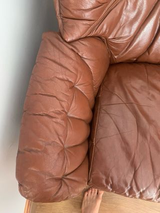 Conjunto sofá y sillones de piel y madera