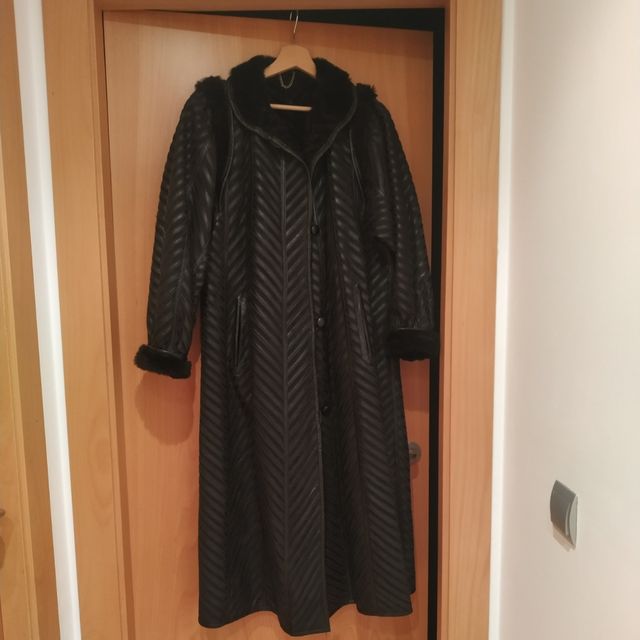 ABRIGO DE PIEL Y ANTE NEGRO