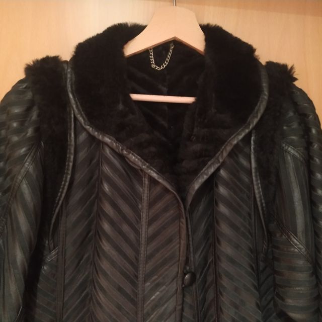 ABRIGO DE PIEL Y ANTE NEGRO