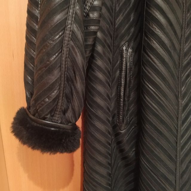 ABRIGO DE PIEL Y ANTE NEGRO