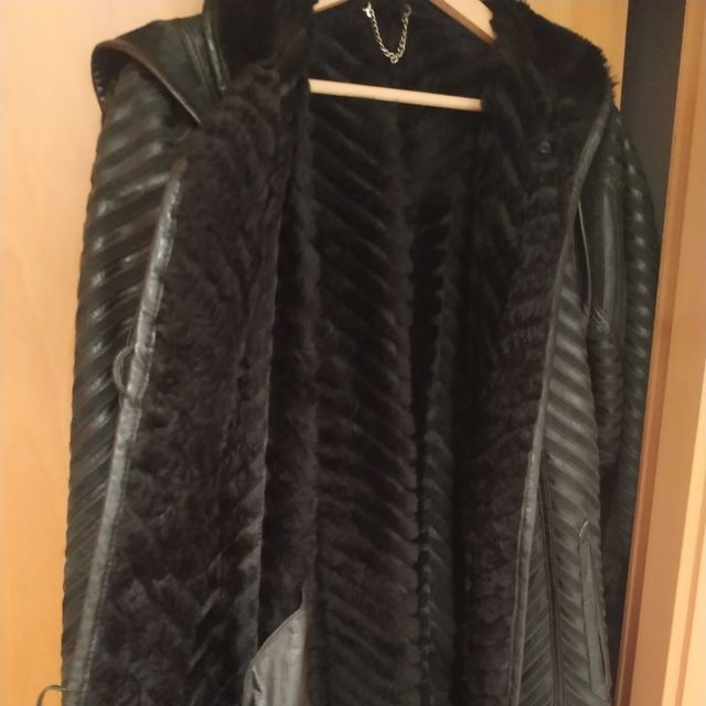 ABRIGO DE PIEL Y ANTE NEGRO