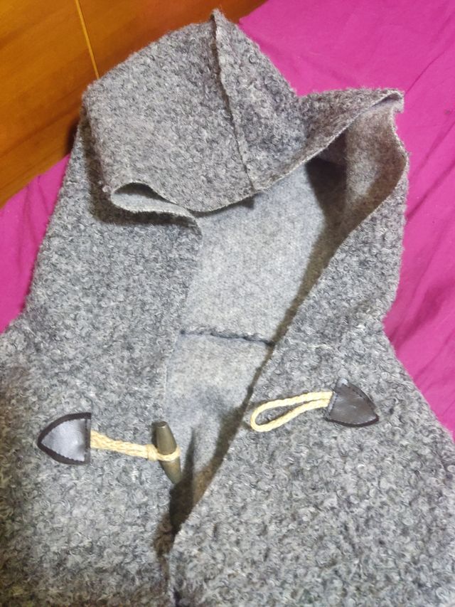 Abrigo con capucha  Muy calentito Ideal ahora en i