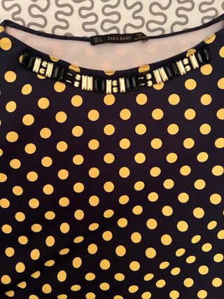 Blusa/top Zara. Azul marino con lunares amarillos