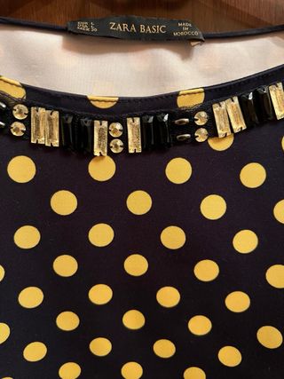 Blusa/top Zara. Azul marino con lunares amarillos