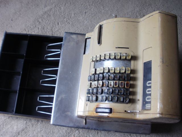 Maquina registradora antigua.