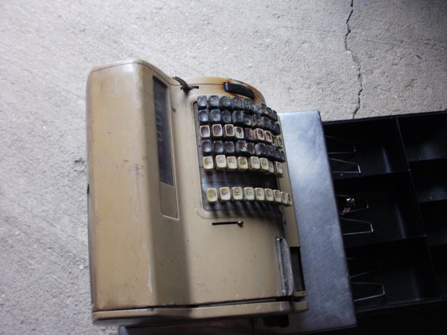 Maquina registradora antigua.