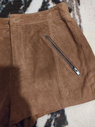 Pantalón corto de cuero marrón