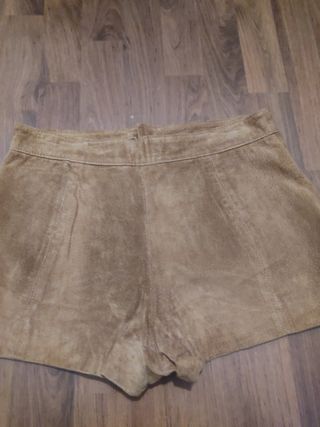 Pantalón corto de cuero marrón