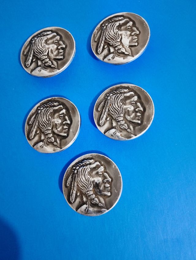 Muitos botões antigos, chefes indianos