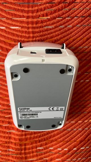 Impresora de etiquetas BROTHER QL700 con 20 rollos