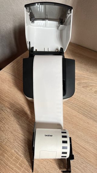 Impresora de etiquetas BROTHER QL700 con 20 rollos