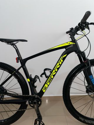 Bicicleta de carbono Berria Bravo 4.2