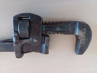 Llave antigua 10" tipo Stillson. Herramientas