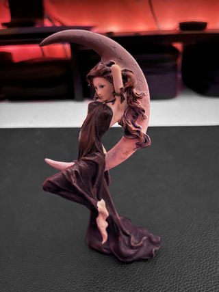 Statuetta Fata notturna su luna