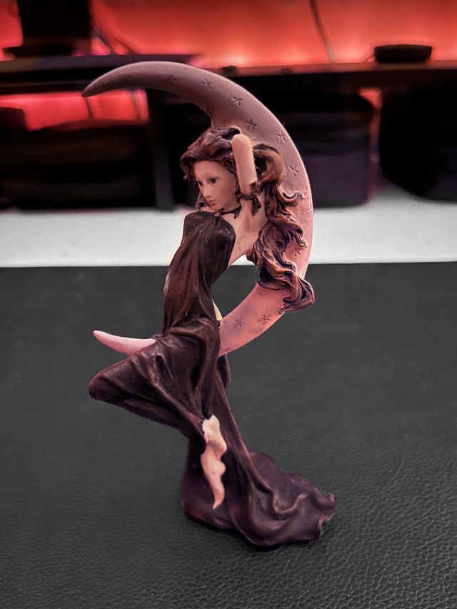 Statuetta Fata notturna su luna