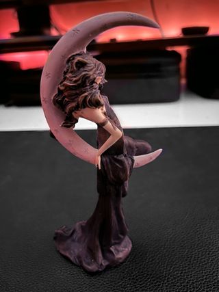 Statuetta Fata notturna su luna