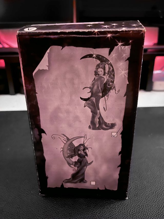 Statuetta Fata notturna su luna