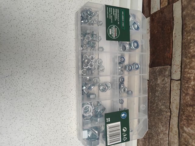 Lotto di 2 scatole per dadi 256 unità