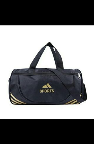 Bolsa de deporte y gym.  Ropa entrenar. Nueva