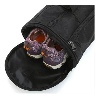 Bolsa de deporte y gym.  Ropa entrenar. Nueva