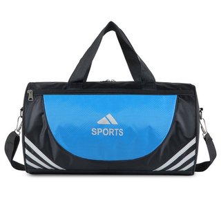 Bolsa de deporte y gym.  Ropa entrenar. Nueva