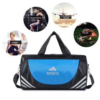 Bolsa de deporte y gym.  Ropa entrenar. Nueva