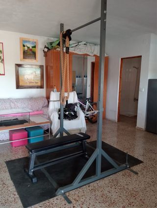 Rack de sentadilla con barra de dominadas