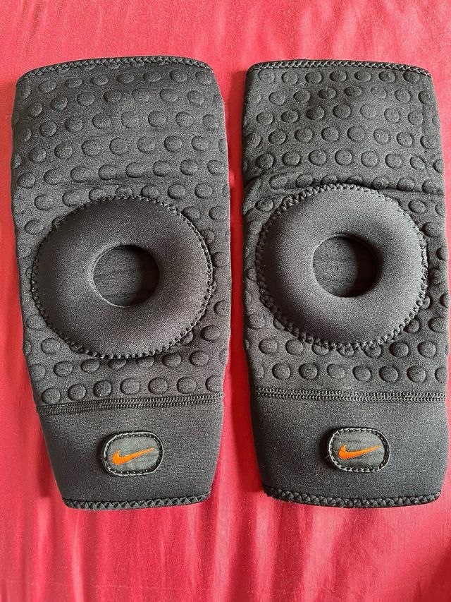 Dos Rodilleras De Neopreno Larga Abierta Nike