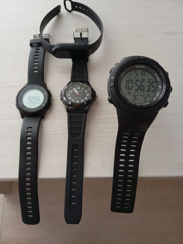 Relojes modernos con pilas y funcionando