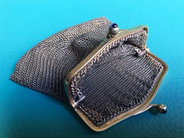 BOLSITO MONEDERO EN MALLA DORADA MUY ANTIGUO