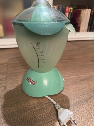 Exprimidor verde agua marca Sogo