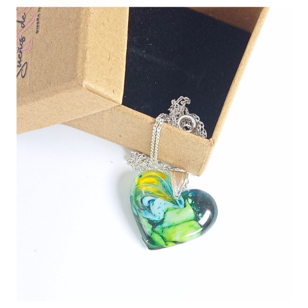 Colgante Corazón de Resina con Cadena de Plata