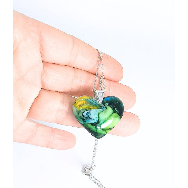 Colgante Corazón de Resina con Cadena de Plata