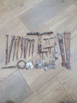 Lote forja antiguo, clavos, cerrojos etc