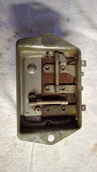 Regulador de corriente seat 600