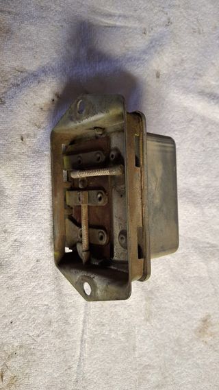 Regulador de corriente seat 600