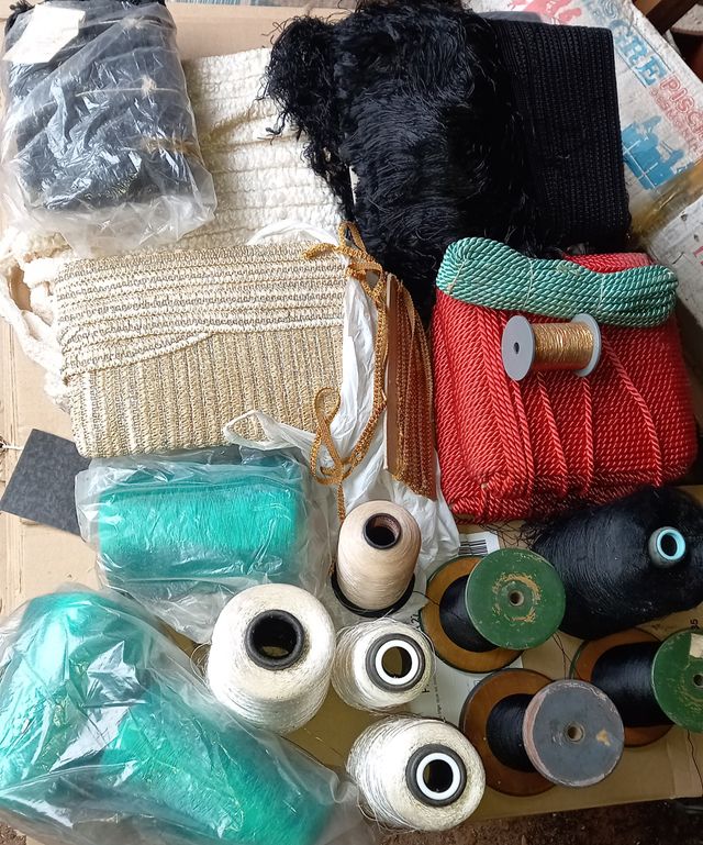 PASAMANERIA MATERIAL GALÓN , HILO DE SEDA,RAYÓN.