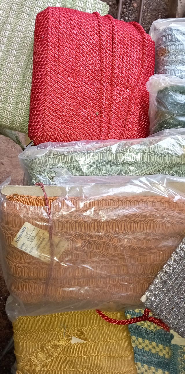 PASAMANERIA MATERIAL GALÓN , HILO DE SEDA,RAYÓN.