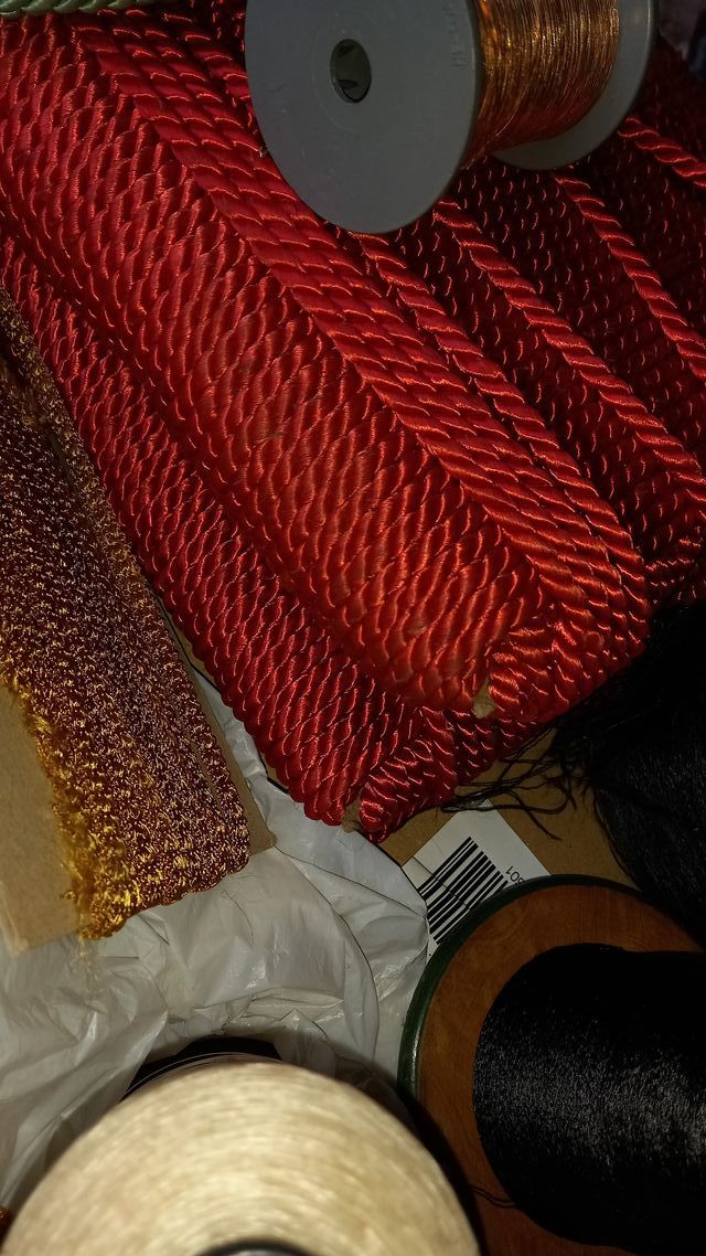 PASAMANERIA MATERIAL GALÓN , HILO DE SEDA,RAYÓN.