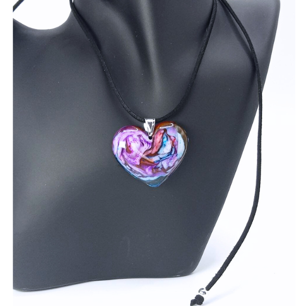 Collar de Resina en Forma de Corazón