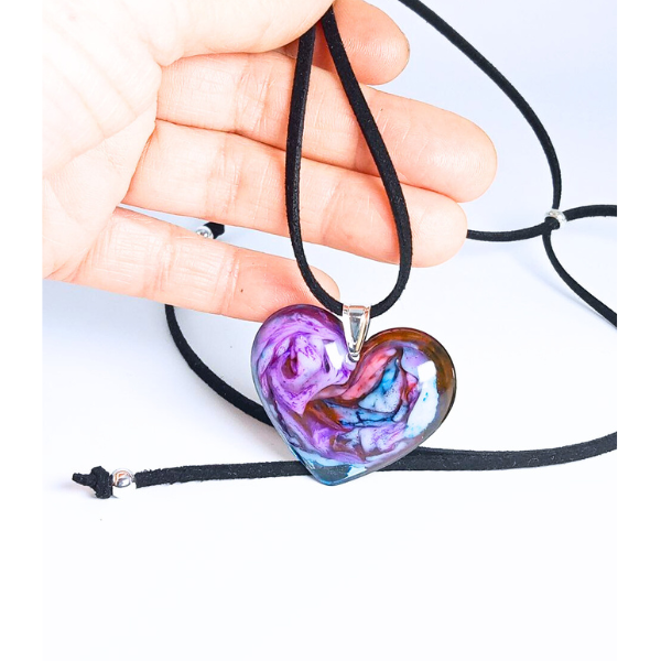 Collar de Resina en Forma de Corazón